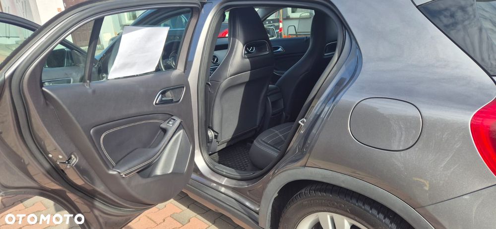 Mercedes-Benz GLA 200 7G-DCT - 13