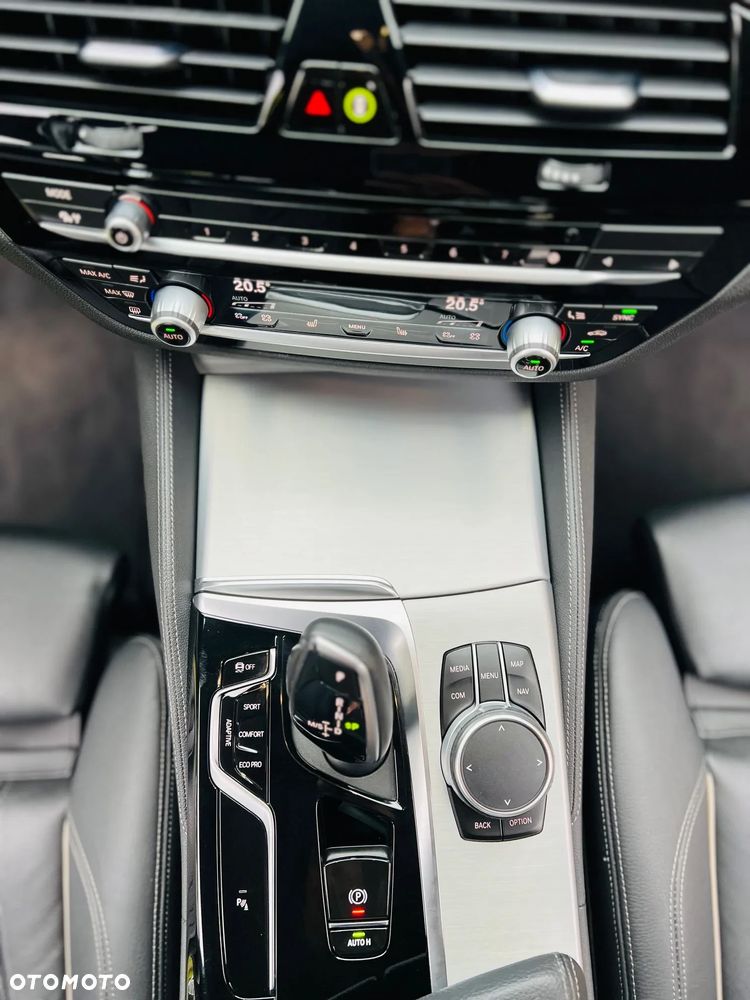 BMW Seria 5 530d xDrive Touring M Sport Edition - 23