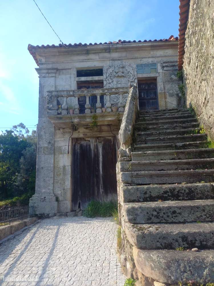 Moradia histórica com brasão e 800m2 de encanto rural - Grande imagem: 4/12