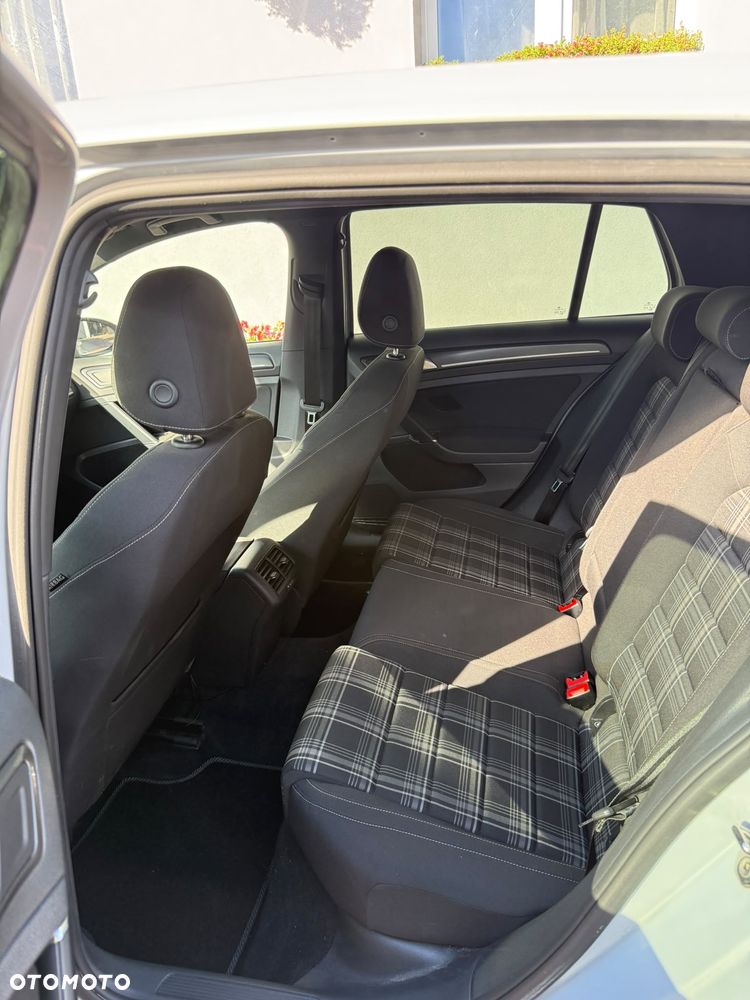 Volkswagen Golf - 22
