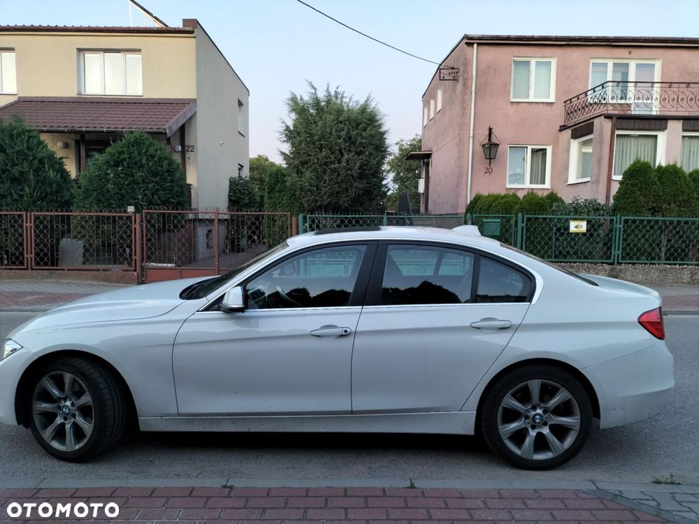 BMW Seria 3 320i xDrive - 9