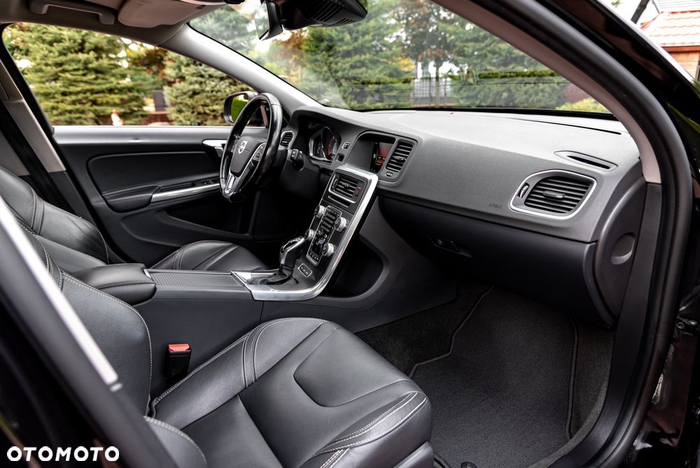 Volvo V60 D6 AWD Plug-in Hybrid Summum - 24