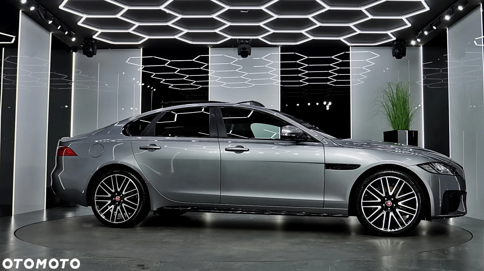 Jaguar XF 2.0 T AWD R-Sport - 11