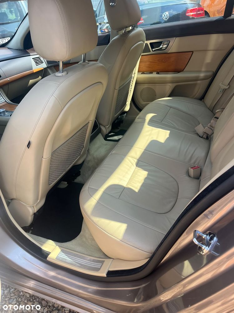 Jaguar XF 3.0 V6 D Luxury - 8