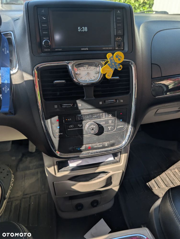 Chrysler Town & Country - 14
