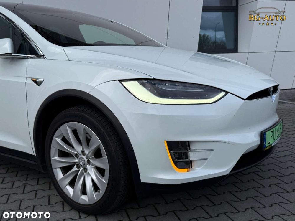 Tesla Model X - 11