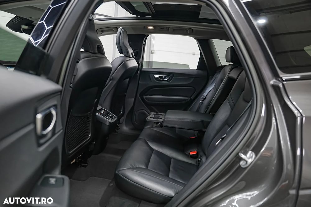VOLVO XC60 2022 — imagine 8