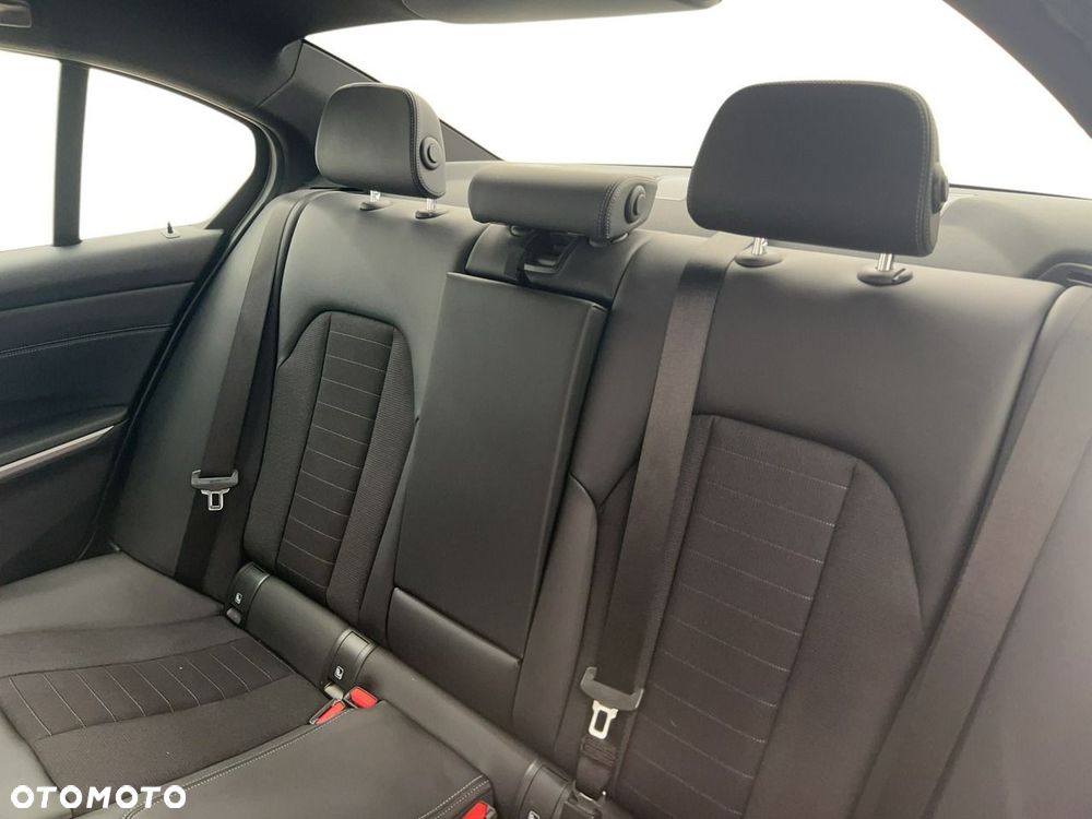 BMW Seria 3 318d mHEV - 12