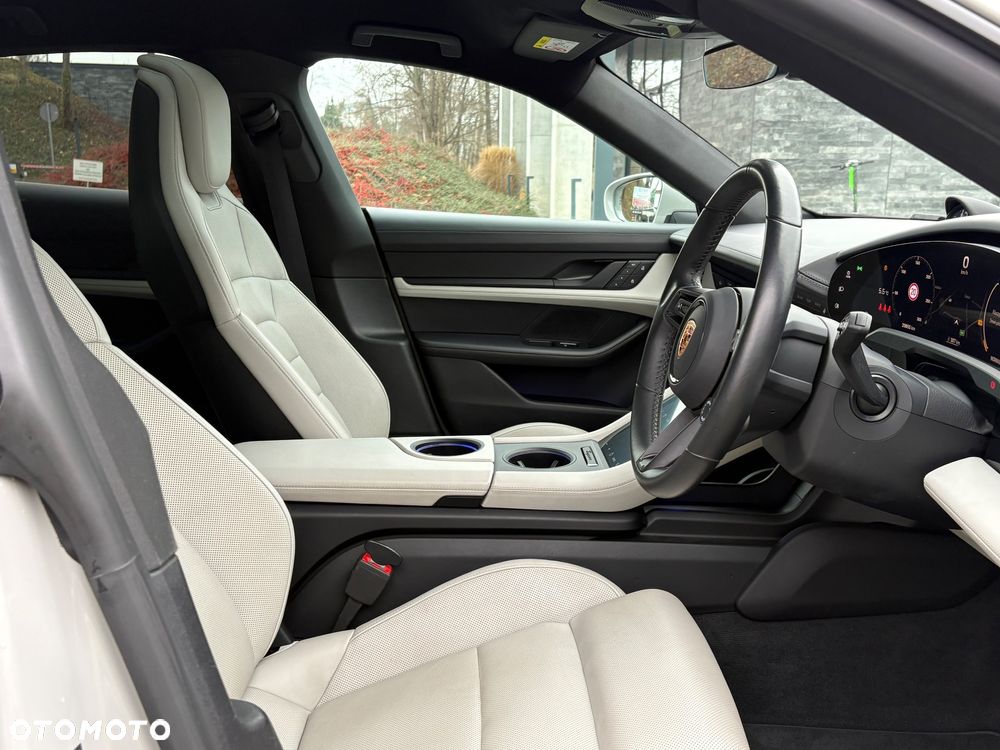 Porsche Taycan 4 - 11