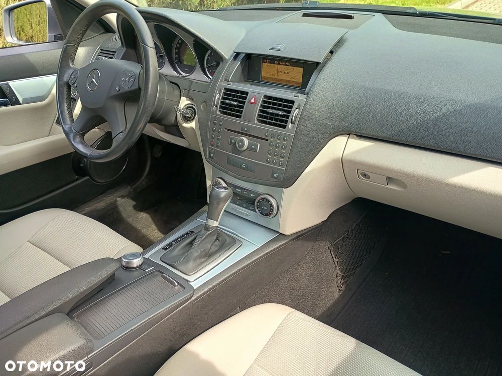 Mercedes-Benz Klasa C 180 CGI Automatik BlueEFFICIENCY Avantgarde - 21
