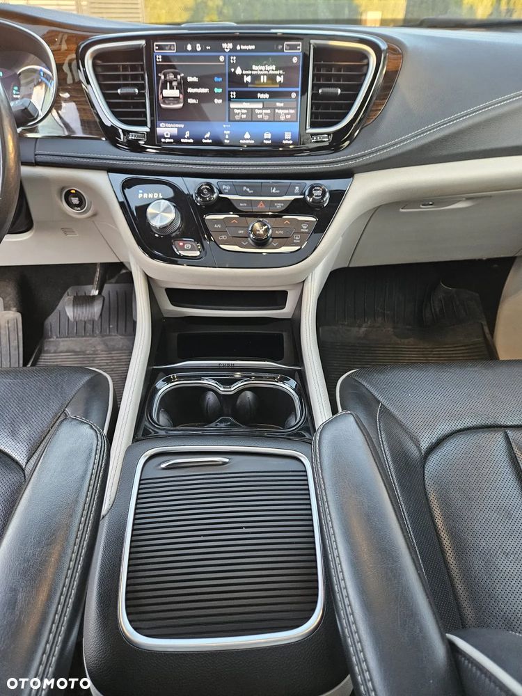 Chrysler Pacifica - 16