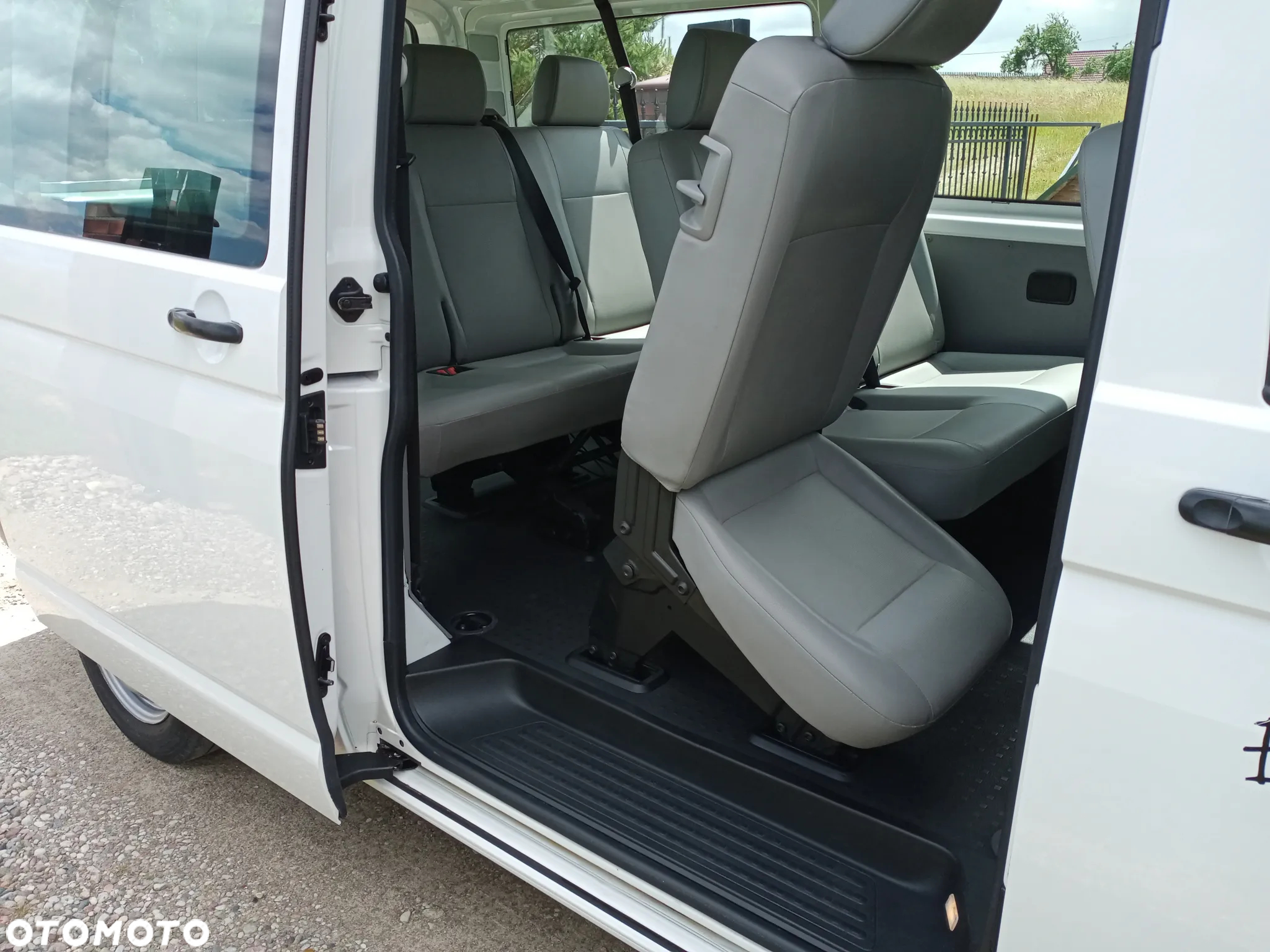 Volkswagen T5 LIFT T6 9 osobowy 2015 .rok 2.0 140 KM Long  6 bieg. serwis do końca doinwestowany klima  tempomat  vebasto isofix - 29