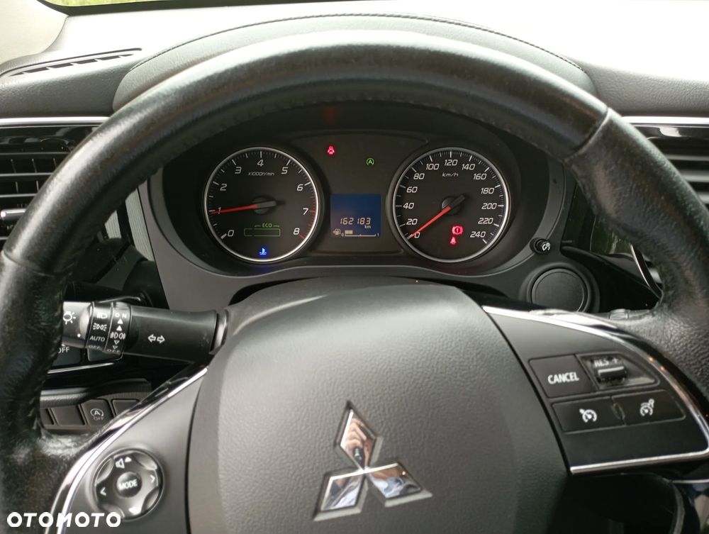 Mitsubishi Outlander 2.0 Invite + 2WD - 11