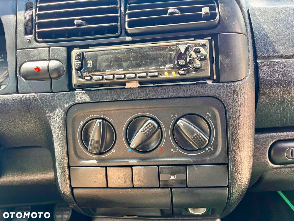 Volkswagen Golf 1.6 CL - 25