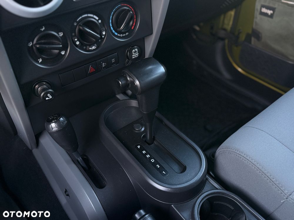 Jeep Wrangler Unlimited 3.8 Sahara - 21