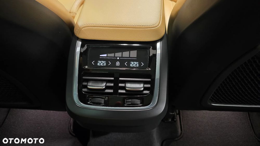 Volvo XC 60 B4 D AWD Plus Dark - 18