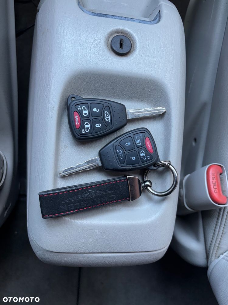 Chrysler Town & Country - 17