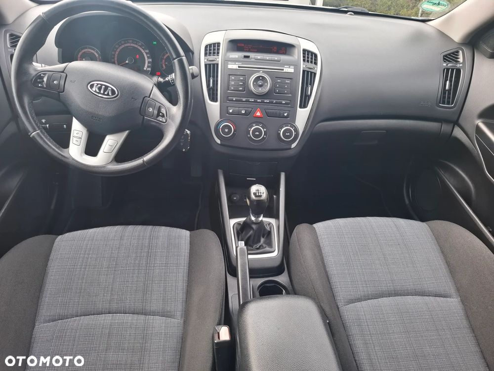 Kia Ceed - 16