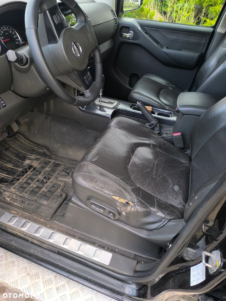 Nissan Pathfinder 2.5 D LE - 16