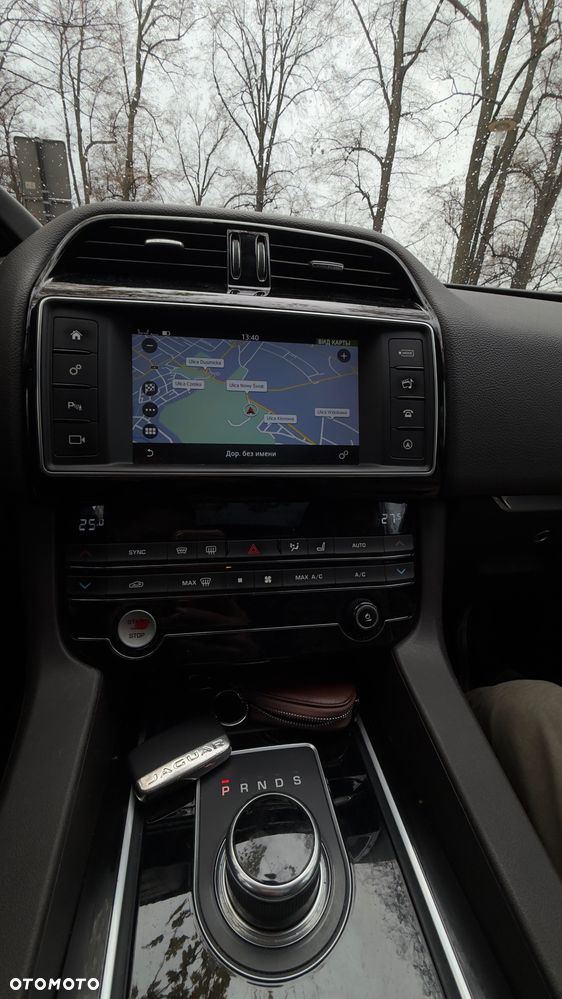Jaguar F-Pace 20d AWD Chequered Flag - 23