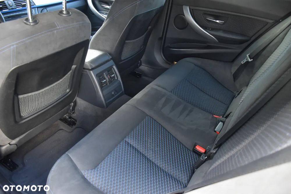 BMW Seria 3 320d DPF Edition Sport - 35