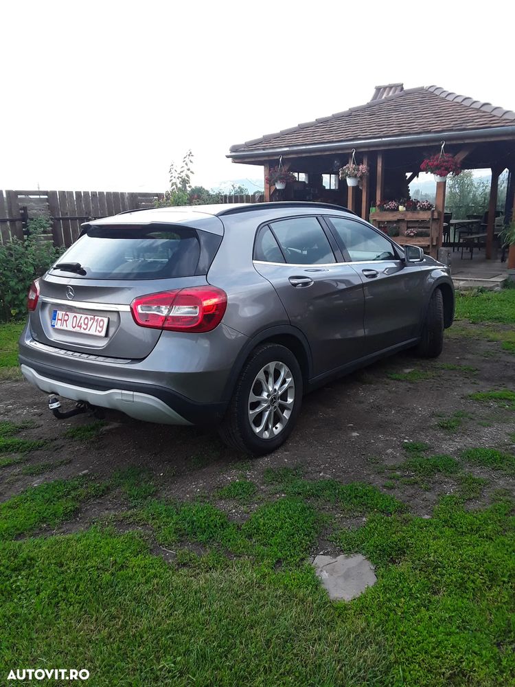 Mercedes-Benz GLA 200 d 4MATIC 7G-DCT - 4
