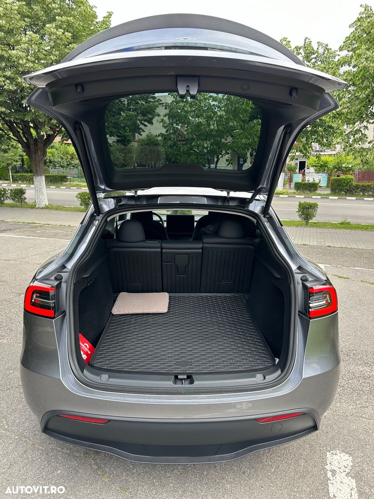 Tesla Model Y Performance Dual Motor AWD - 11