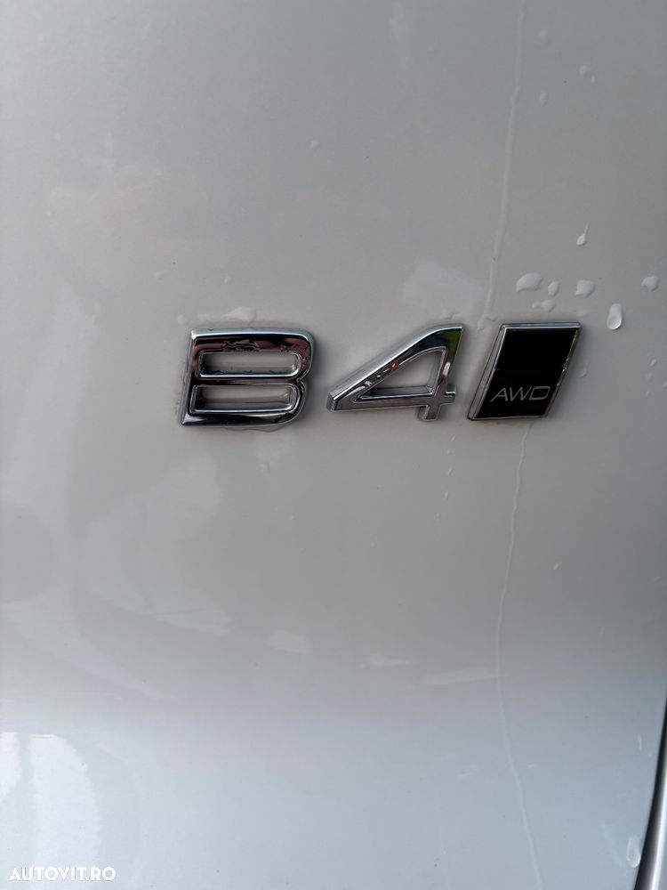 Volvo XC 40 B4 AT8 AWD Mild Hybrid R-Design - 4