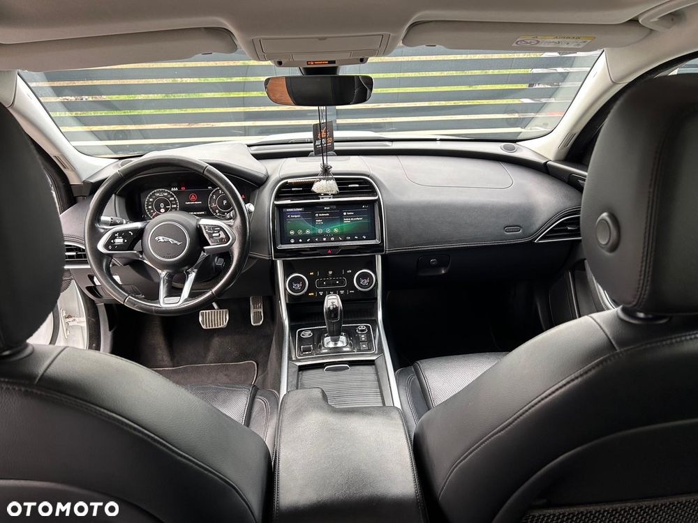 Jaguar XE 2.0 T R-Sport - 17