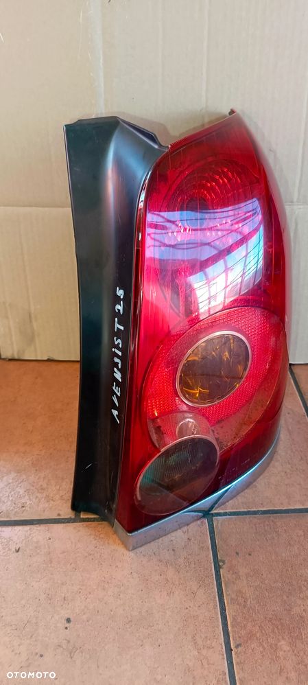LAMPA PRAWY LEWY TYL TOYOTA AVENSIS T25 KOMBI - 8