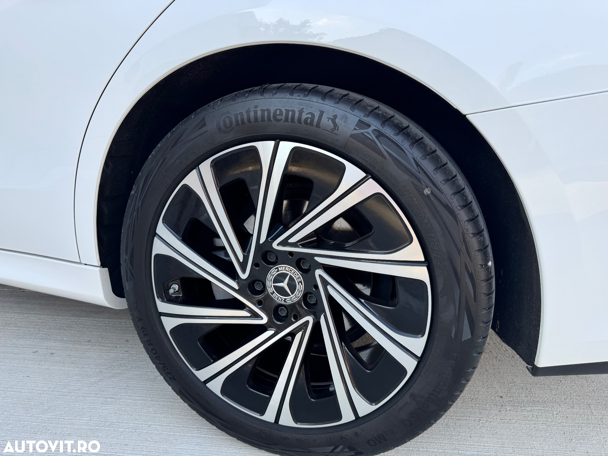 Mercedes-Benz E 220 d T 9G-TRONIC Edition AVANTGARDE - 21