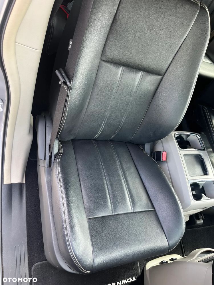 Chrysler Town & Country - 12