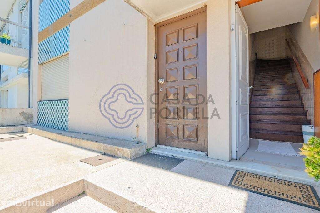 Andar de moradia T2 com 84,8 m2, logradouro e sótão com potencial de a - Grande imagem: 3/25