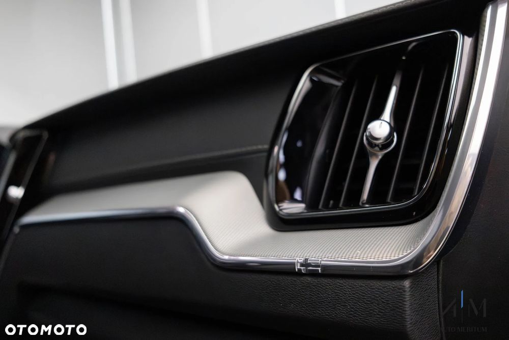 Volvo XC 60 B4 D AWD Ultimate Dark - 21