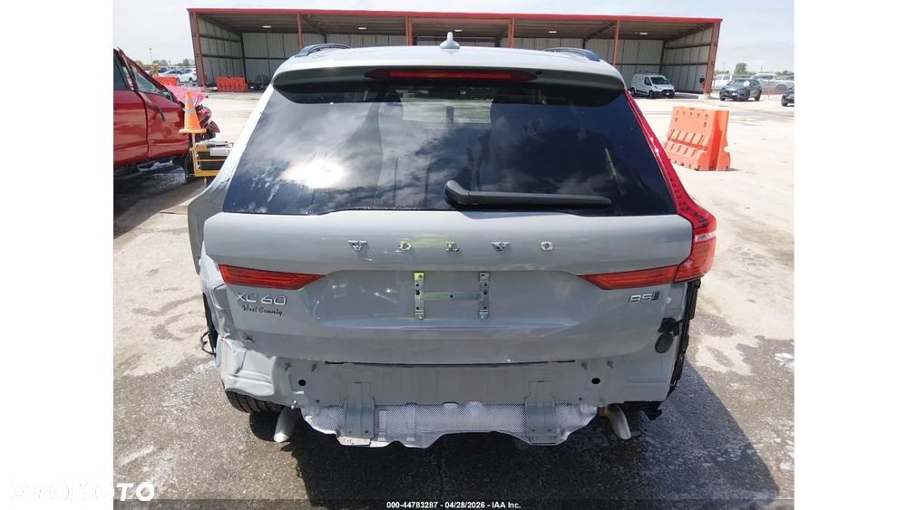 Volvo XC 60 B5 B AWD Plus Dark - 8