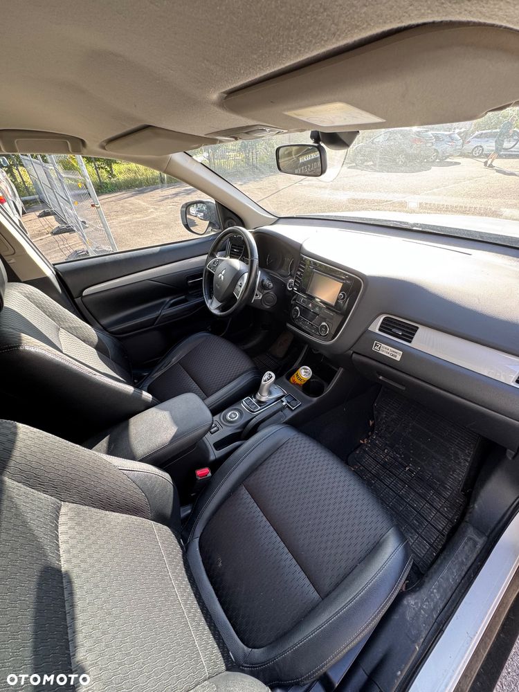 Mitsubishi Outlander Instyle NAVI + - 7