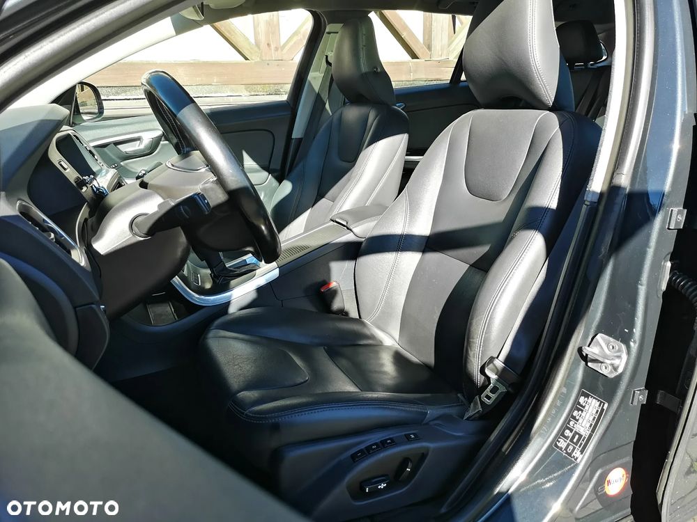 Volvo V60 D6 AWD Plug-in Hybrid Summum - 11