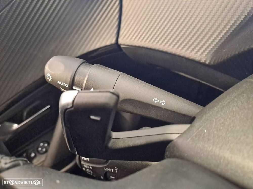 Peugeot 2008 1.2 Hybrid Allure e-DCS6 - 14