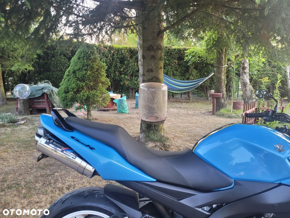 Suzuki GSR - 8