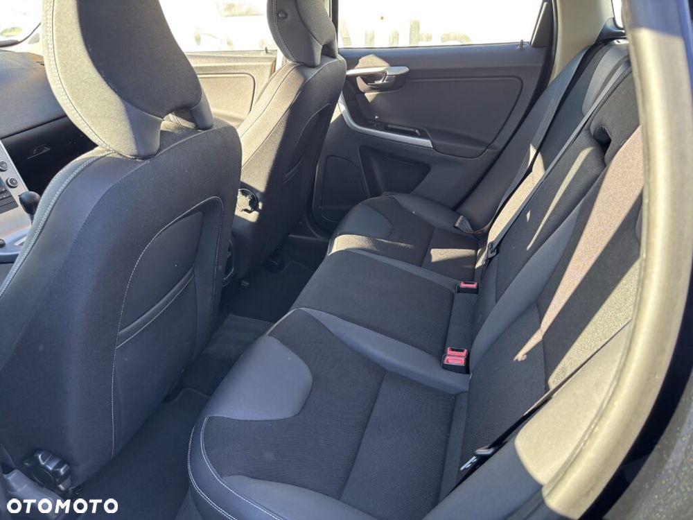 Volvo XC 60 2.4D DRIVe Momentum - 11
