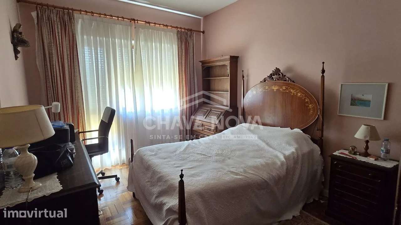 T2 com Duas Frentes, Varandas e Anexo | Rua da Alegria | Porto - Grande imagem: 4/8