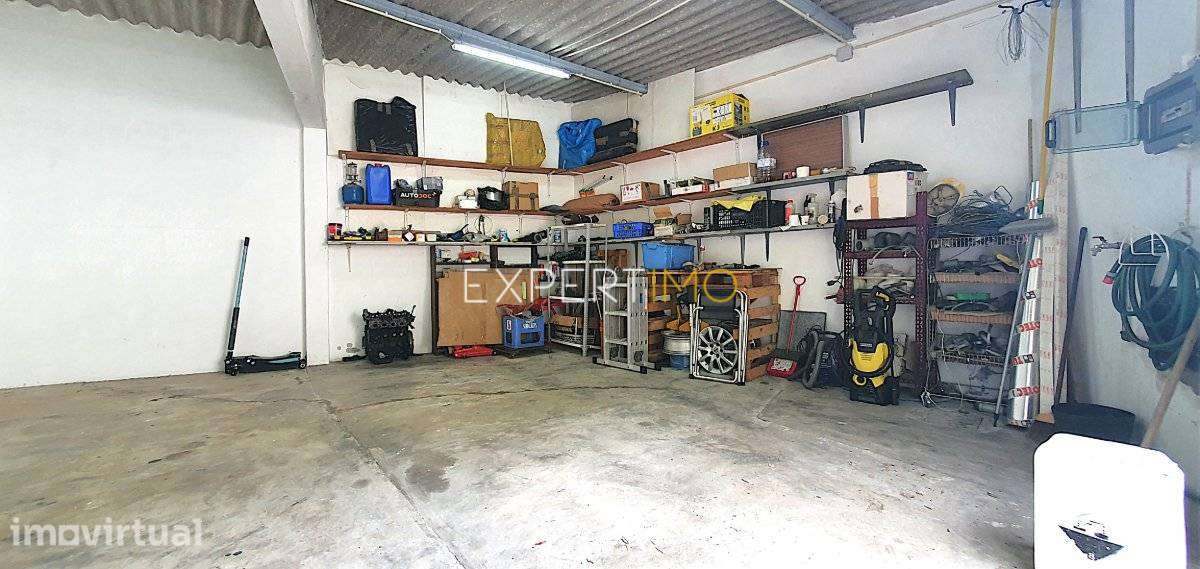 Garagem Ampla Centralizada com Excelente Pé Direito - Grande imagem: 3/8