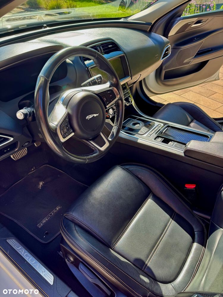 Jaguar XE 2.0 T Prestige - 8