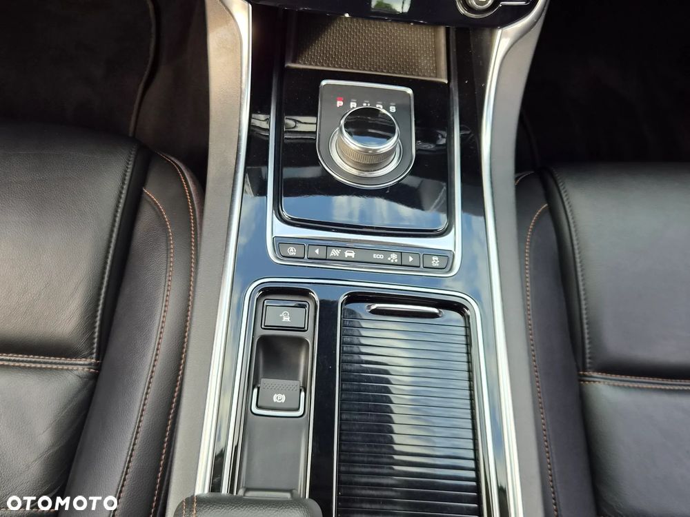 Jaguar XE 2.0 D180 SE - 19