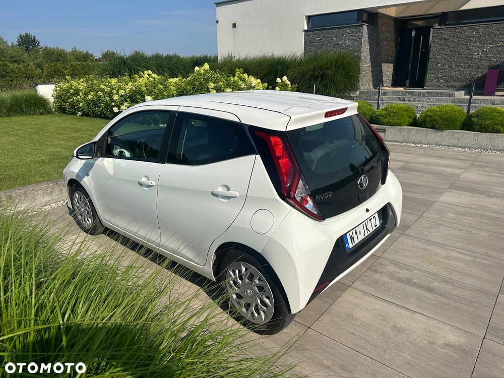 Toyota Aygo x-play connect - 1
