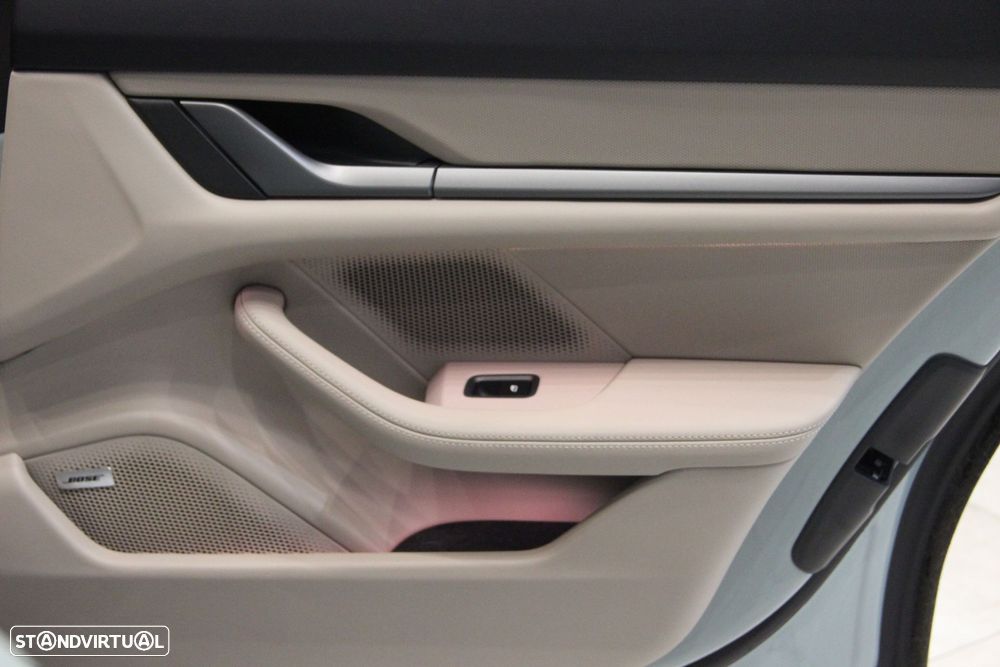 Porsche Taycan Sport Turismo - 18