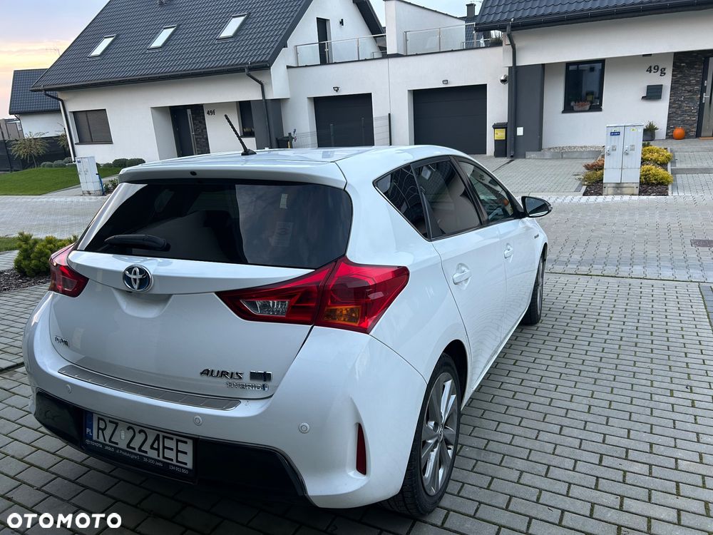 Toyota Auris ver-1-8-hsd-luna - 4