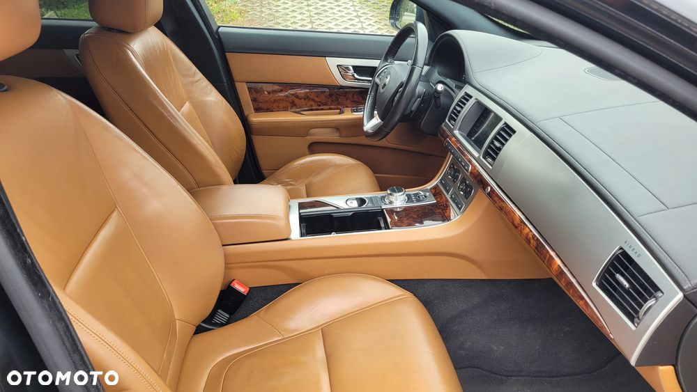 Jaguar XF 2.2 D Premium Luxury - 11