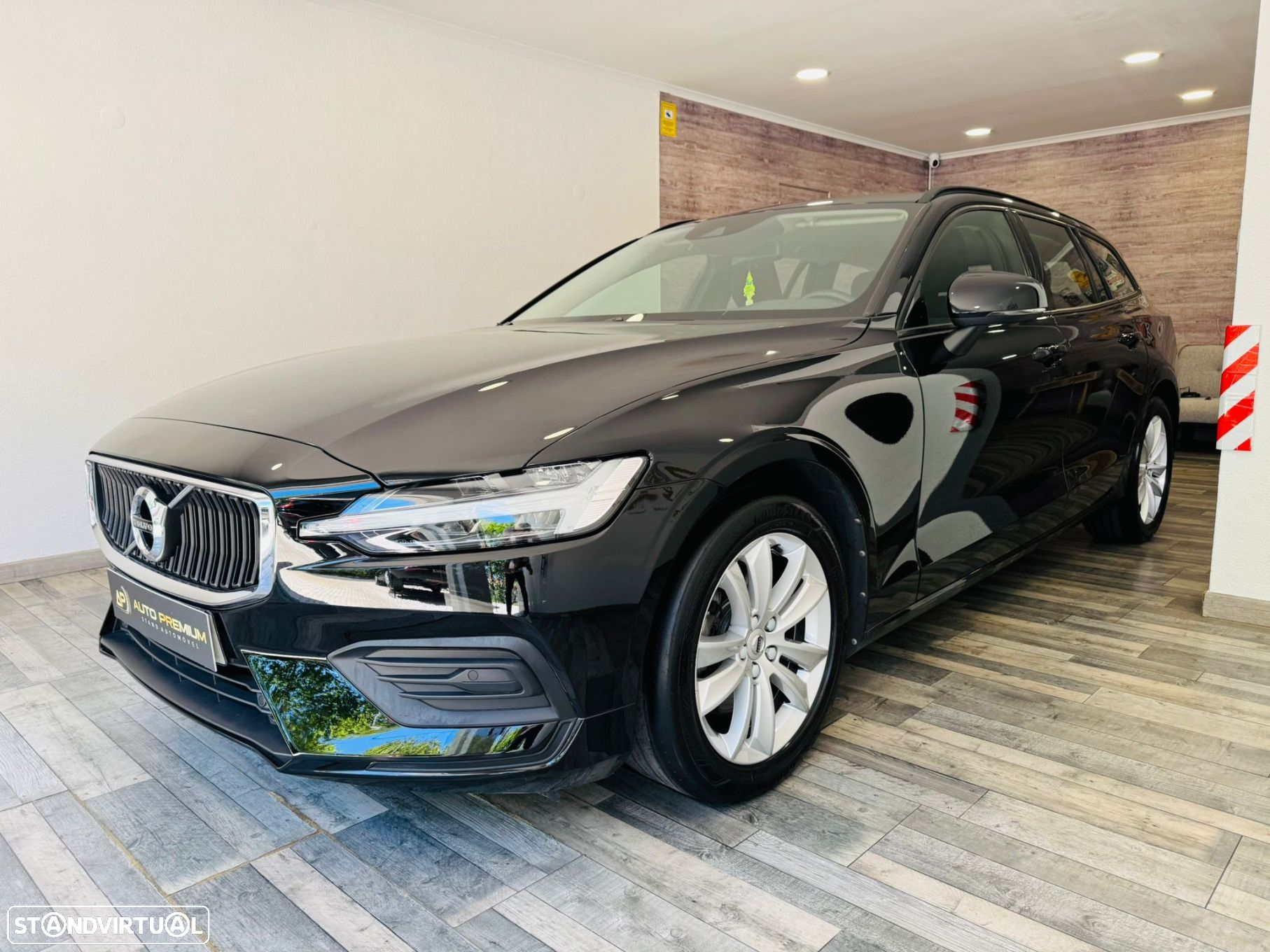 Volvo V60 2.0 B4 Momentum Core Geartronic - 3