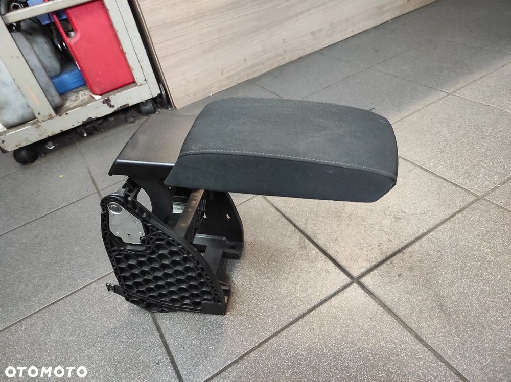 PODŁOKIETNIK SKODA OCTAVIA 2 EU MATERIAŁOWY - 1